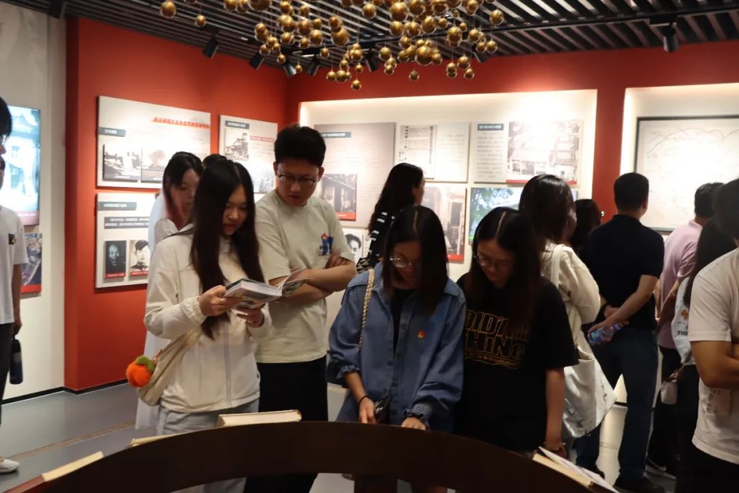 党员阅读党史馆展览书籍