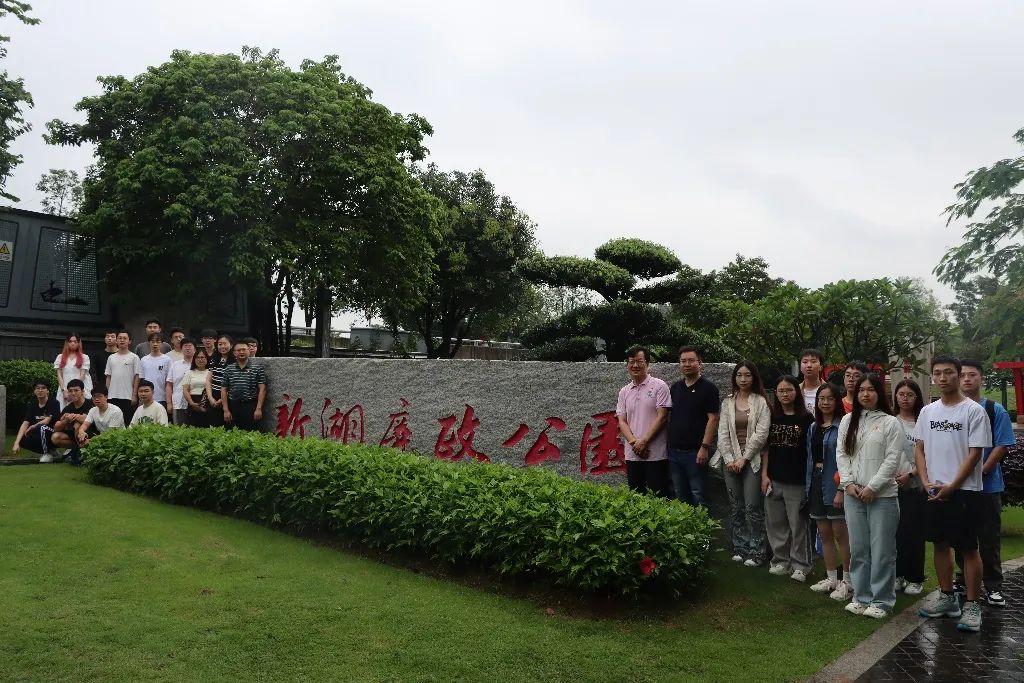 党员于廉政文化公园合影